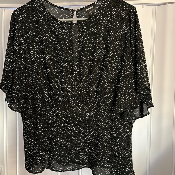 [Express] Keyhole Back Flutter Top - Picture 1 of 3
